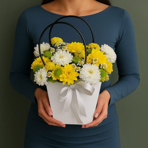 Композиция в коробке «Жёлто-белый солнечный букет в сумочке»